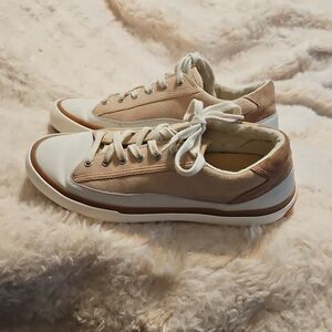 Clarks Tan Suede Dorothy Sneakers - Casual Lace-Up Walking Shoes.